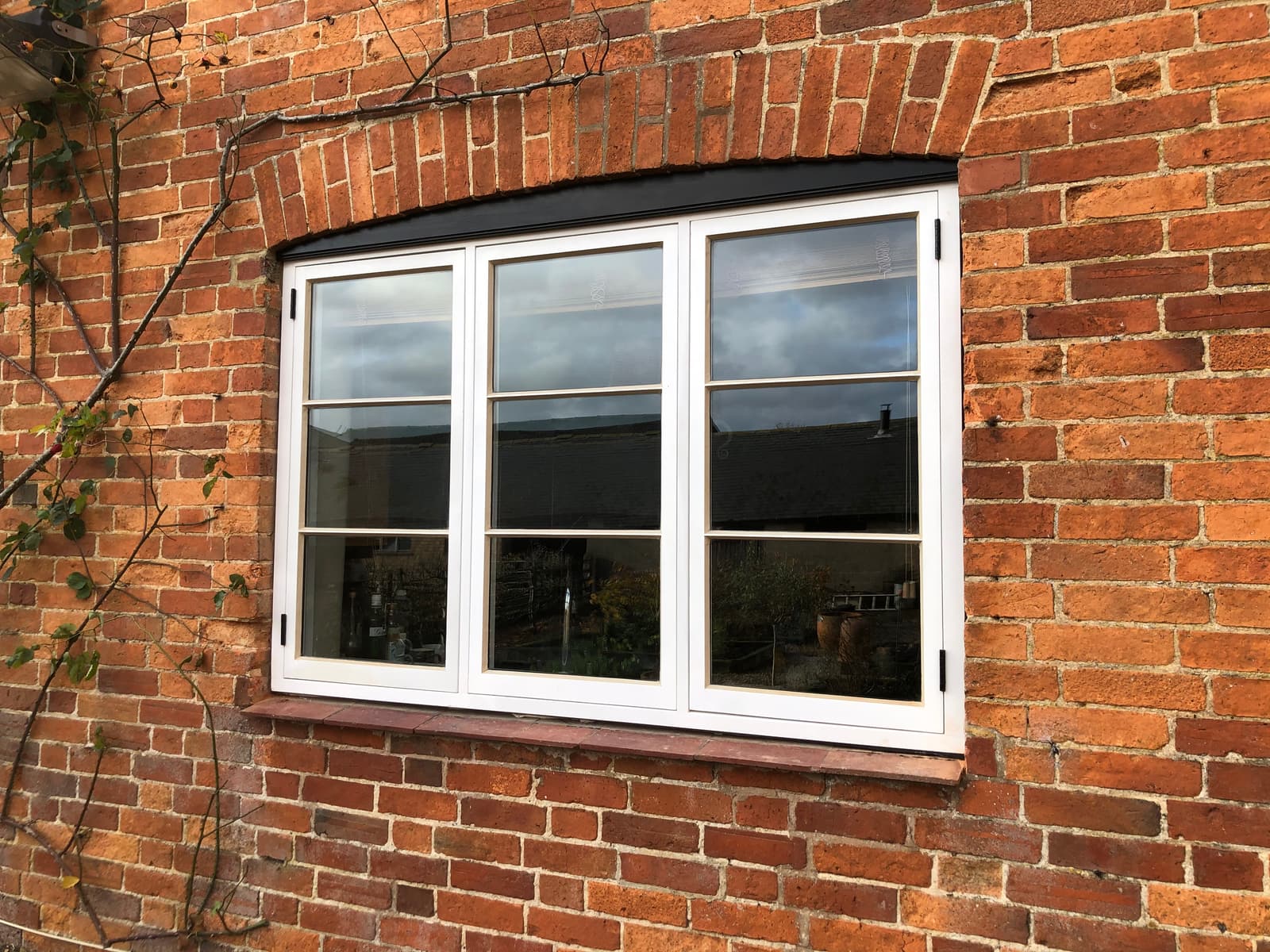 Traditional Farmhouse Window
Slimline Double Glazed - Puttied
Black Ironmongery
Finished in White Exterior
 image